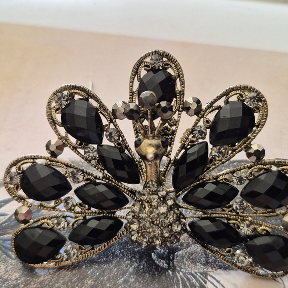 Elegant Black and Gold Peacock Brooch - Picture 4 of 8